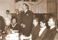 Prvý riaditeľ Slovenskej ústrednej hvezdárne Ladislav Valach (uprostred obrázku)