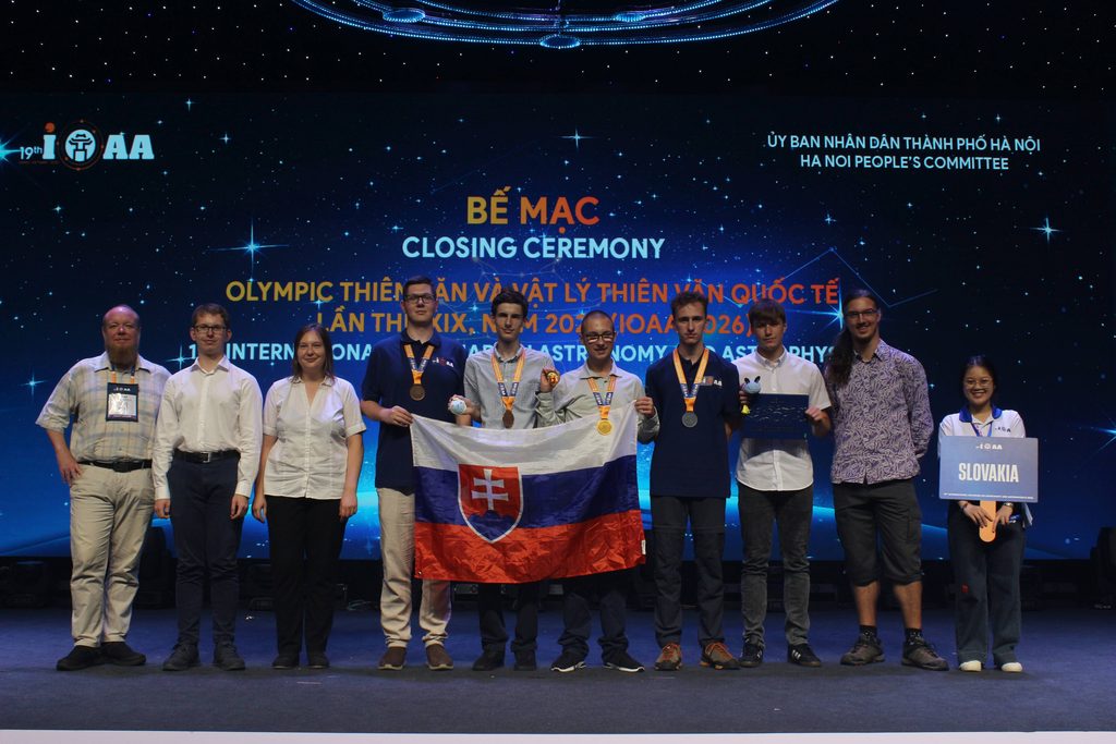 Slovenská delegácia (zľava): Eduard Koči, Tomáš Kubrický, Jana Švrčková, Igor Vargovič, Jakub Prítrský, Peter Švrlo, Richard Dudek, Marek Baňárek, Radovan Lascsák a ich miestna sprievodkyňa.